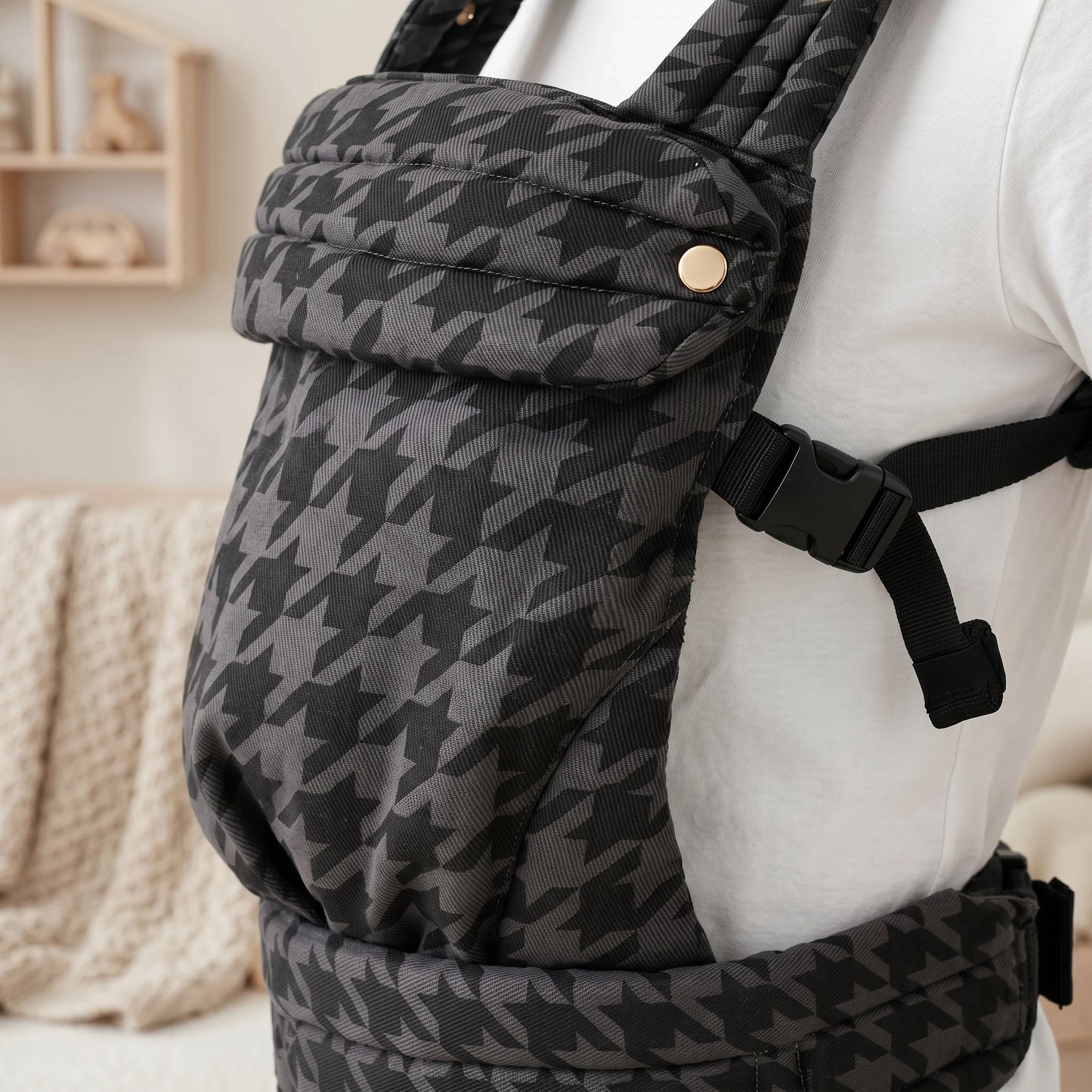 Little Manta Houndstooth Baby Carrier