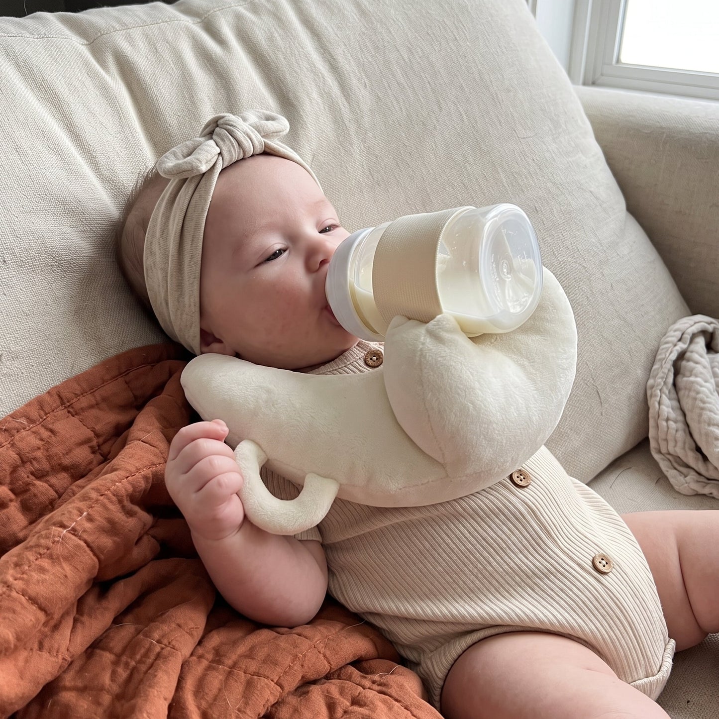 Little Manta Hands Free Baby Bottle Holder